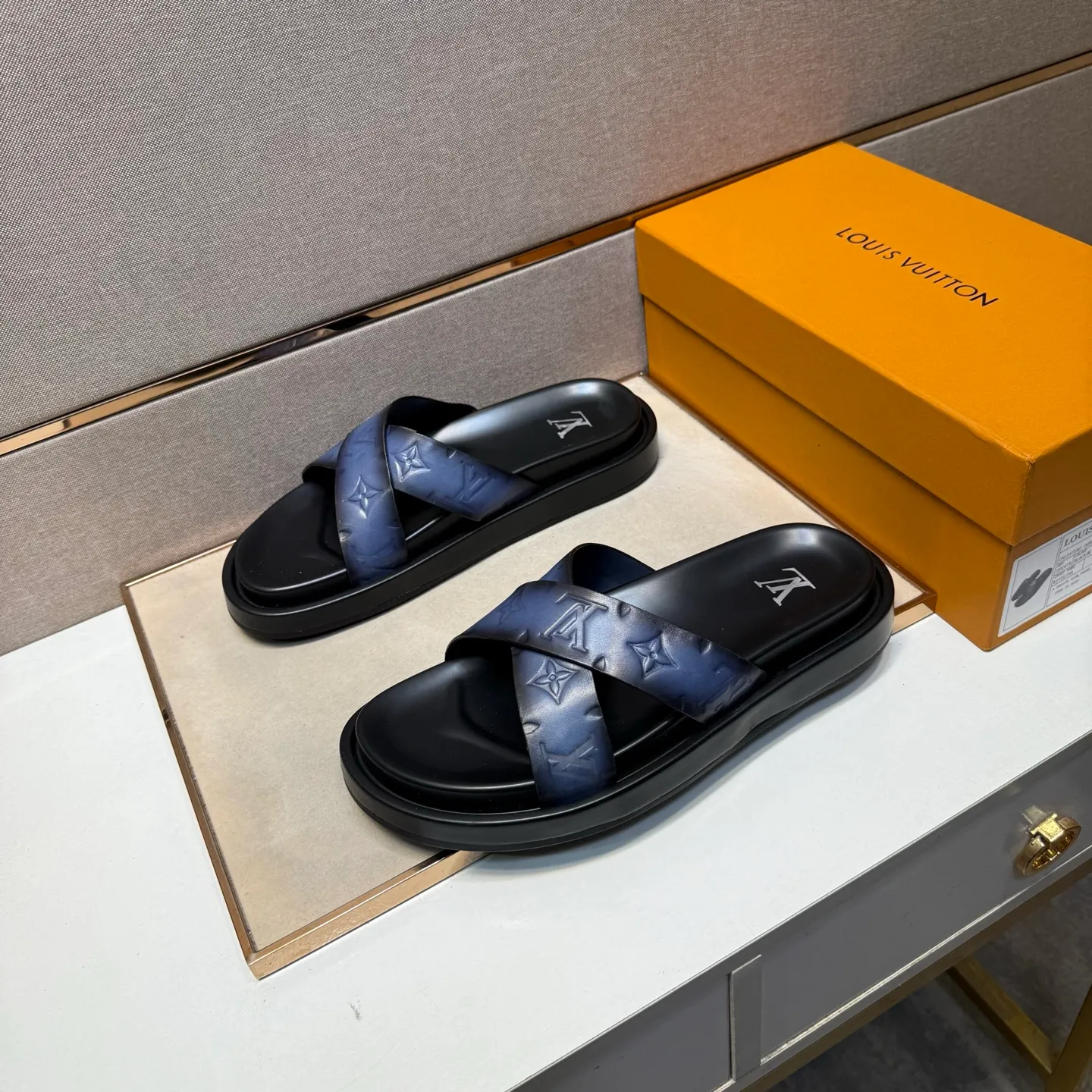 ⬛️Men's shoes 💰p400 [LV～] Men's casual slippers 2025z cabinet sales simultaneously 🔶Size: 39-44#️⃣ 🔷2 colors🔜The upper is made of cowhide stitching➕Genuine leather lining, comfortable and breathable, sole: original comfortable and wear-resistant outsole, ⚠️Real 📱Photographed🎬The real thing is better📢📢📢